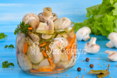 Маринованные шампиньоны с морковью и зеленью крупным планом на тарелке.