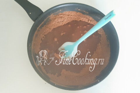 Вода, наливаемая в сковороду с сахаром и какао-порошком.