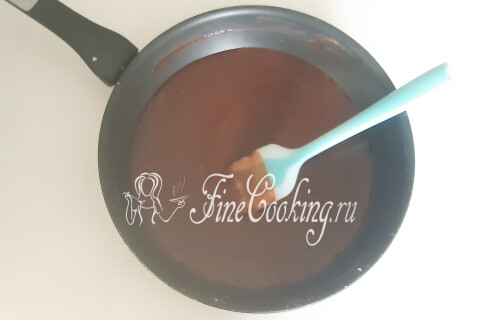 Шоколадная смесь без комочков, перемешанная в сковороде.