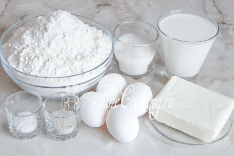 Продукты для домашнего каравая: пшеничная мука, молоко, сливочное масло, яйца, сахар и дрожжи.