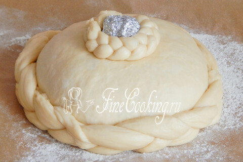 Маленькая косичка из теста, уложенная кольцом на вершине заготовки.