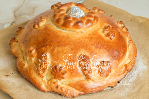 Румяный домашний каравай, испечённый в духовке.