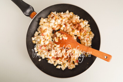Карамель со сливочным маслом и кубиками яблок с корицей на сковороде