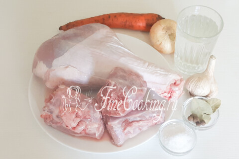 Продукты для холодца: голень и шея индейки, вода, морковь, лук, чеснок, соль, перец и лавровый лист.