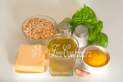 Продукты для соуса Песто: базилик, оливковое масло, сыр Пармезан, кедровые орехи, лимон и чеснок.