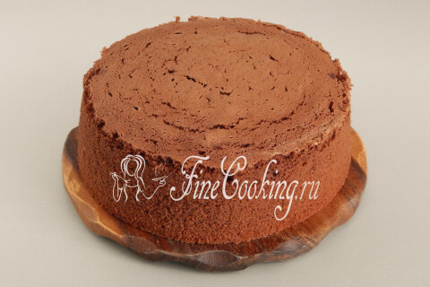 Готовый шоколадный бисквит, перевёрнутый вверх дном на решётке для остывания.