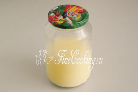 Сыворотка, перелитая в баночку для хранения в холодильнике