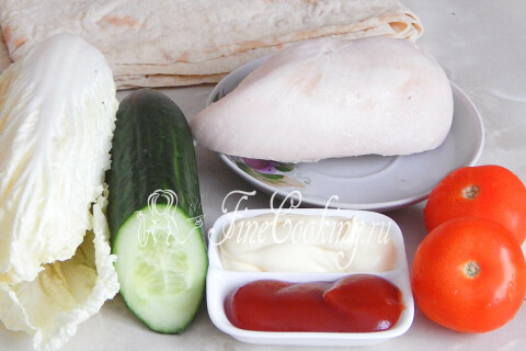 Продукты для домашней шаурмы: лаваш, куриная грудка, овощи, кетчуп и майонез