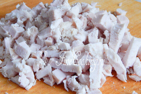 Отварная куриная грудка, нарезанная некрупными кусочками