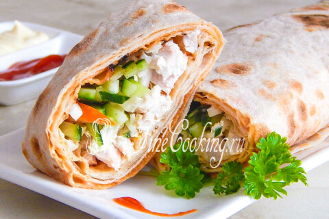 Готовая домашняя шаурма с курицей и свежими овощами на подаче