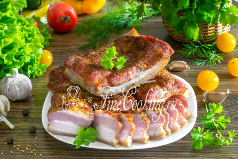 Готовая домашняя грудинка, нарезанная тонкими ломтиками для подачи