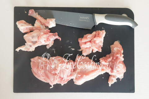Куриное мясо и кости, разложенные по разным мискам после зачистки тушки