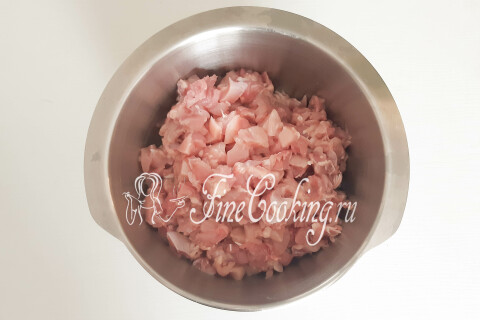Миски с измельченным куриным мясом и отдельно с кожей и жиром после разделки