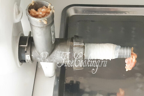 Мясорубка с насадкой для колбас, надетой черевой перед набивкой фаршем