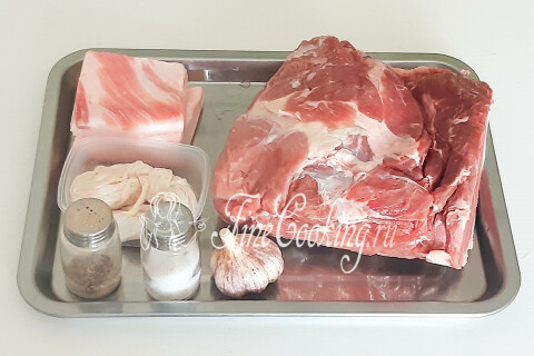 Продукты для домашней свиной колбасы: свинина, сало, чеснок, соль, перец и свиная черева.