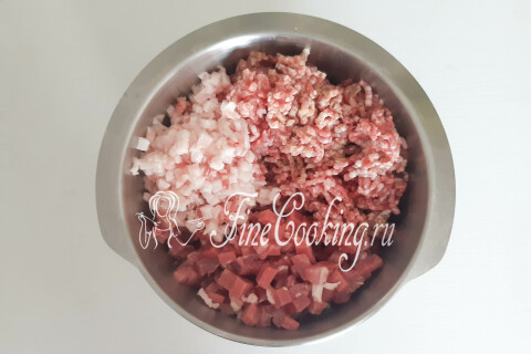 Миска с нарезанной свининой, фаршем с чесноком и кусочками сала.