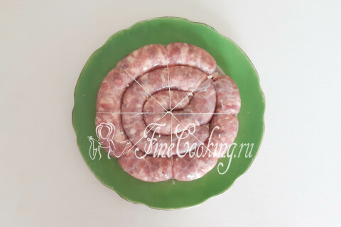 Улитка из колбасы, перетянутая кулинарной нитью.