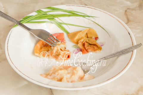 Горячие печёные яблоки, из которых ложкой вынимают мякоть