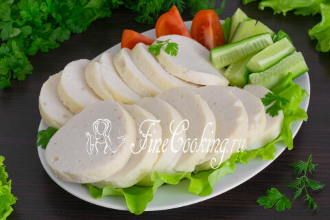 Куриная колбаса, нарезанная порционными кусочками на тарелке