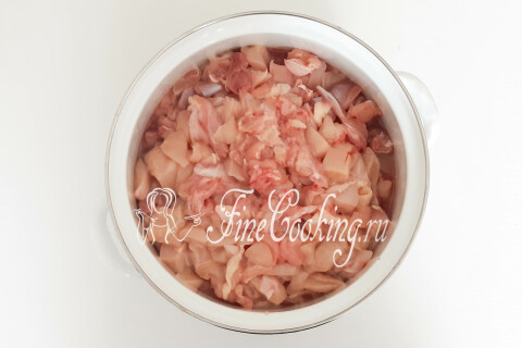 Три килограмма куриного мяса, срезанного с двух тушек, в глубокой миске.