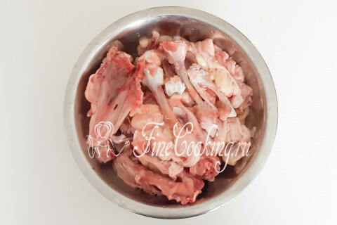 Куриные кости, хрящи и кожа в отдельной посуде для варки бульона.