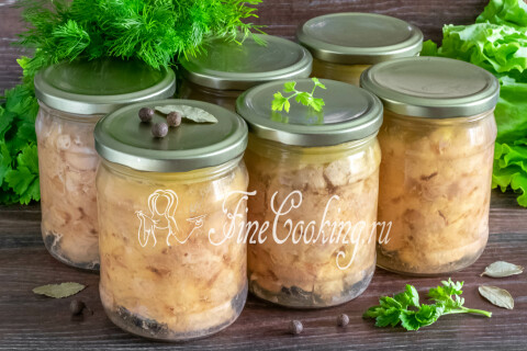 Баночки с готовой куриной тушенкой, прозрачным желе и слоем жира сверху.
