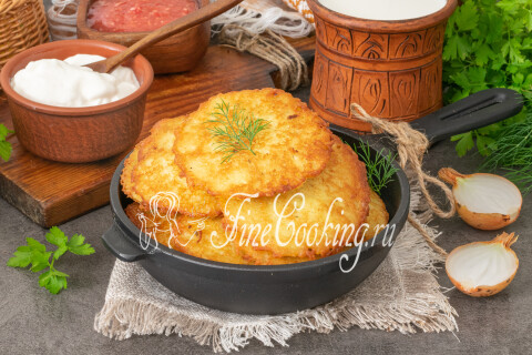 Румяные картофельные драники со сметаной, поданные горячими