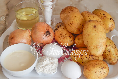 Продукты для картофельных драников: картофель, лук, яйца, мука, сметана и соль