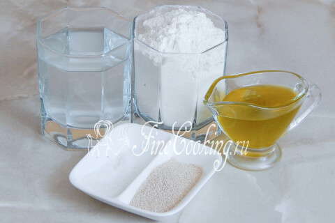 Продукты для дрожжевого теста для пиццы: мука, вода, оливковое масло, дрожжи, соль и сахар