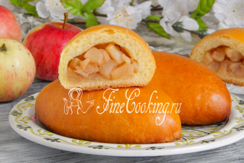Классические пирожки с яблоками, аккуратно выложенные на тарелку