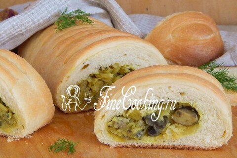 Сочная кулебяка с тушёной капустой и грибами на разделочной доске
