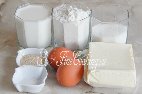 Продукты для дрожжевого теста: мука, молоко, масло, яйца и дрожжи