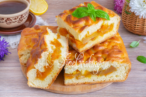 Пирог нарезан порционными кусочками на столе