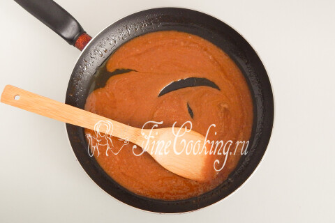 Растопленная карамельная масса из сахара и сливочного масла