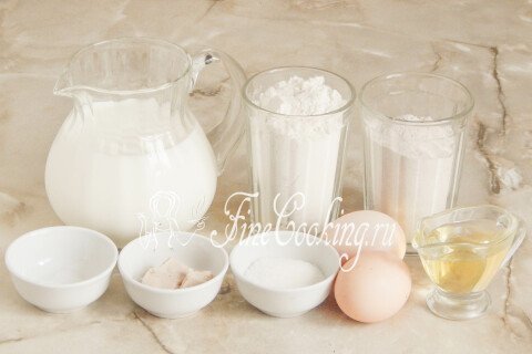 Продукты для дрожжевых блинов с гречневой мукой: пшеничная и гречневая мука, молоко, яйца, сахар, дрожжи и масло