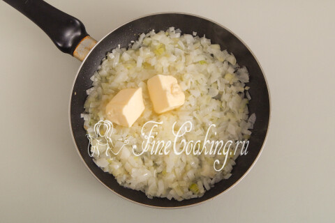 Сливочное масло, добавленное к луку для жарки на сковороде