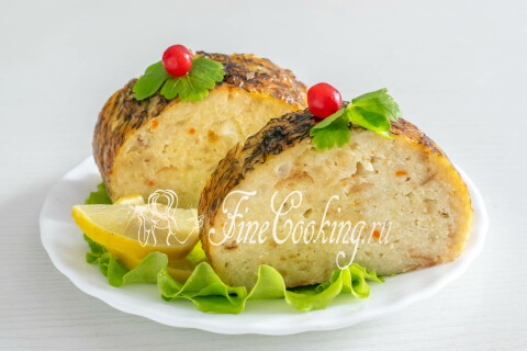 Нарезанная фаршированная щука на срезе выложена кусочками на тарелке.