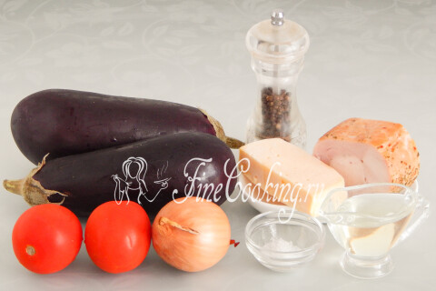 Продукты для фаршированных баклажанов: баклажаны, помидоры, лук, ветчина и сыр
