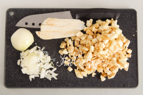 Мякоть баклажанов и репчатый лук, нарезанные мелким кубиком