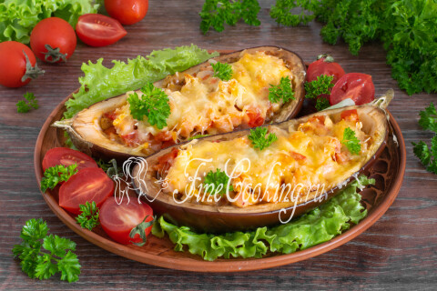 Фаршированные ветчиной и сыром баклажаны на тарелке