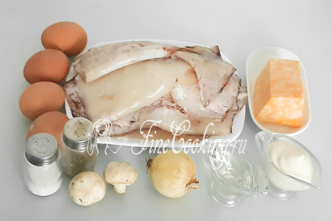 Продукты для фаршированных кальмаров: кальмары, шампиньоны, яйца, сыр, лук, майонез и масло.