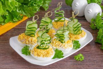 Фаршированные яйца Мимоза (с рыбными консервами и огурцом)