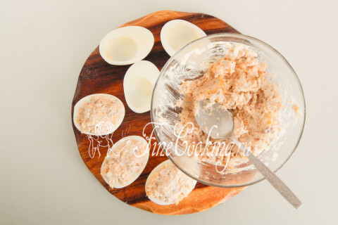 Половинки яичных белков, наполненные начинкой аккуратной горочкой