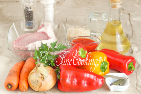 Продукты для фаршированного перца: сладкий перец, свиной фарш, рис, морковь, лук и томатный соус