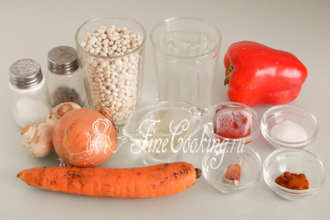 Продукты для фасоли с грибами: фасоль, шампиньоны, сладкий перец, лук, морковь, томатная паста, чеснок