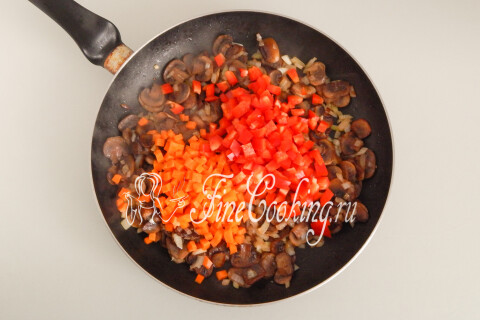 Нарезанные морковь и перец, переложенные к грибам с луком