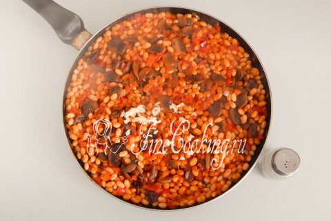 Фасоль с грибами и овощами, тушащаяся под крышкой на плите