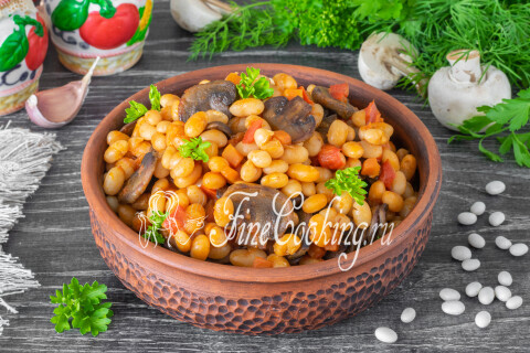 Фасоль с грибами, перцем и морковью на плоской тарелке