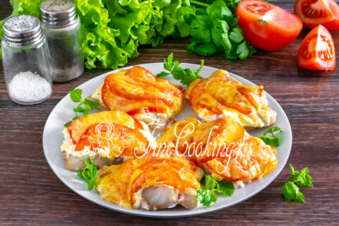 Филе минтая с помидорами и сыром, поданное с картофельным пюре