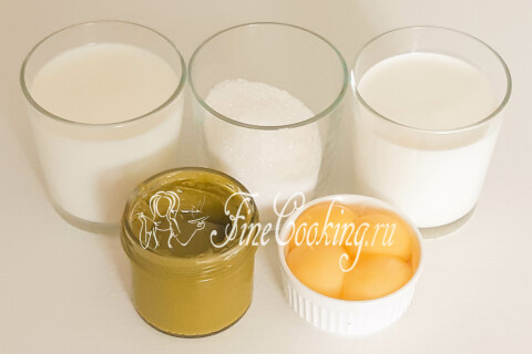 Продукты для фисташкового мороженого: сливки, молоко, сахар, паста и желтки.